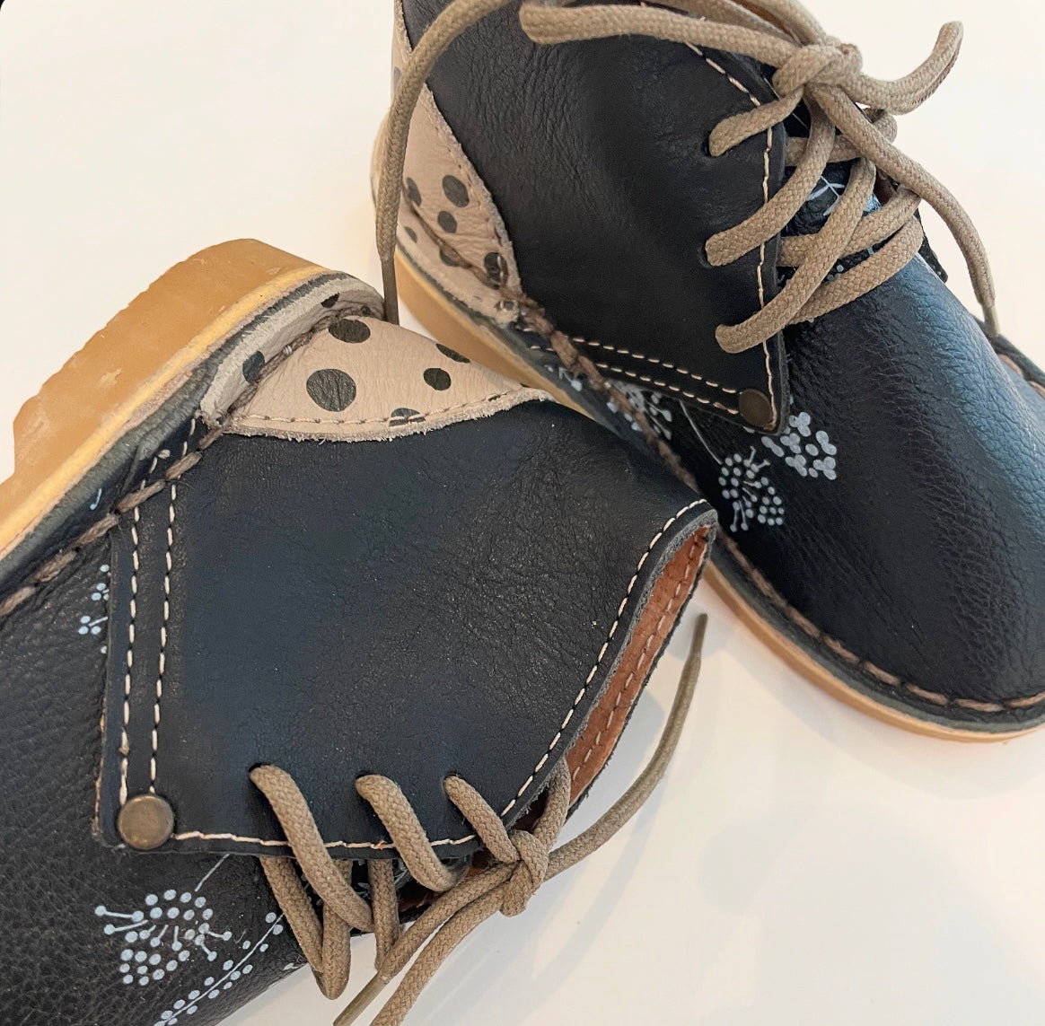 BLACK FLORAL VELLIES