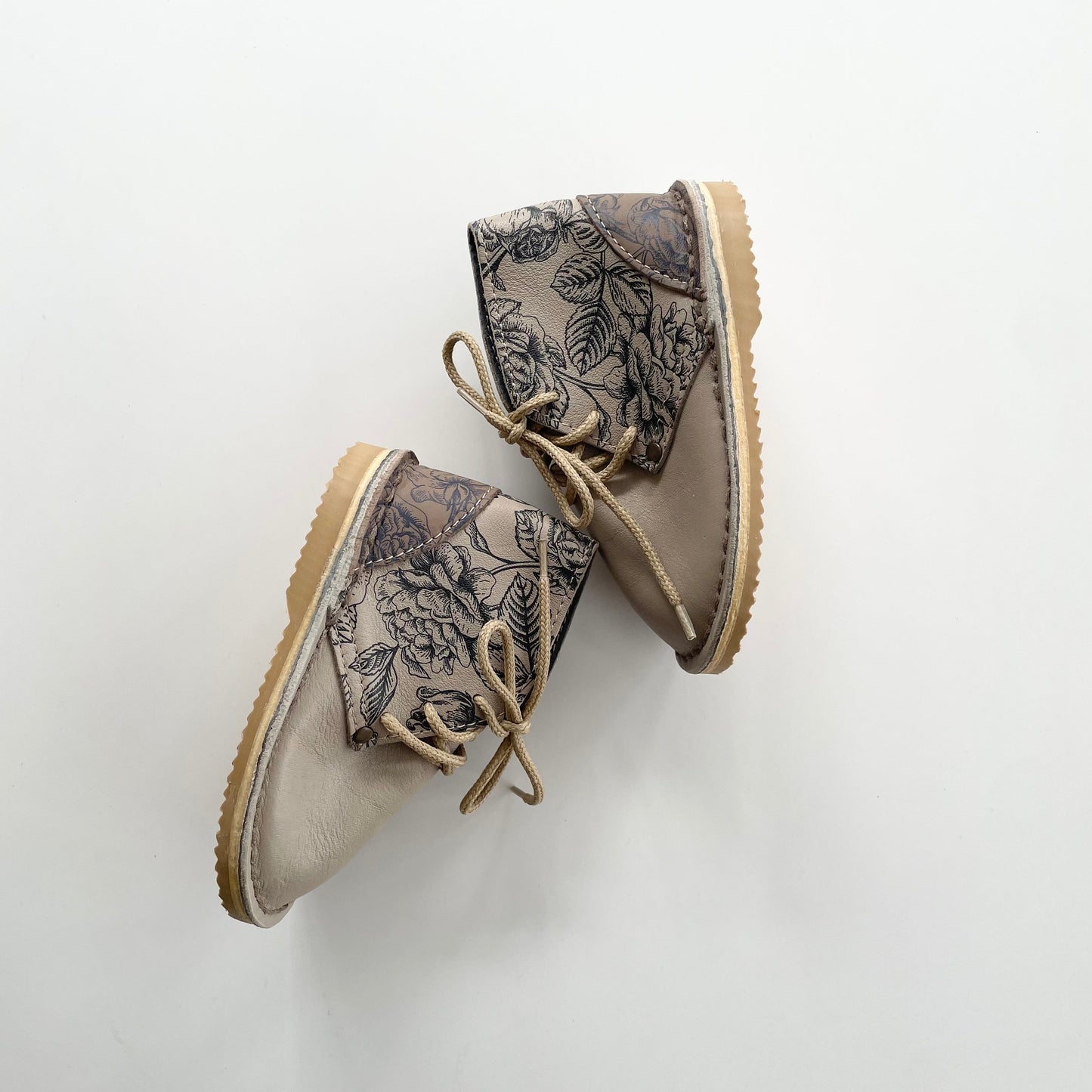 BEIGE FLORAL VELLIES